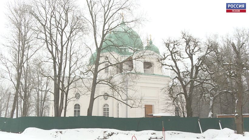 В храме Вознесения Порховского района рабочие завершили наружные работы по фасаду, кровле и демонтировали леса