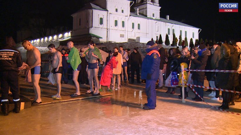 Сегодня в Пскове верующие окунаются в ледяную воду