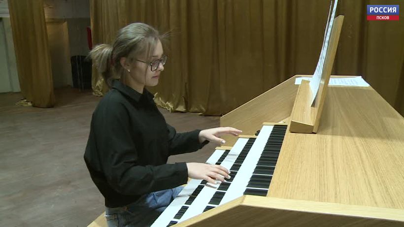 Псковские студенты теперь будут осваивать игру на новом электронном органе