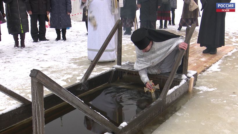 В Мирожском монастыре состоялись Чин освящения воды и торжественный крестный ход к иордани