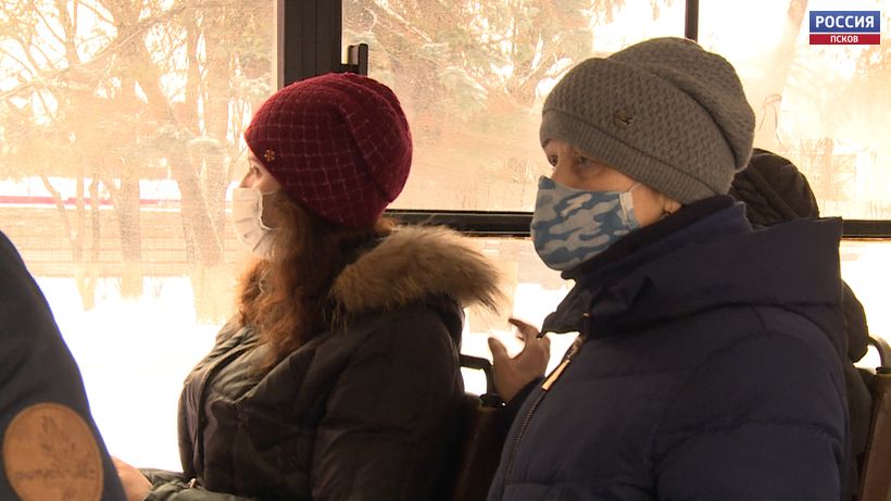 Поездка без маски в общественном транспорте обойдется псковичам в несколько тысяч