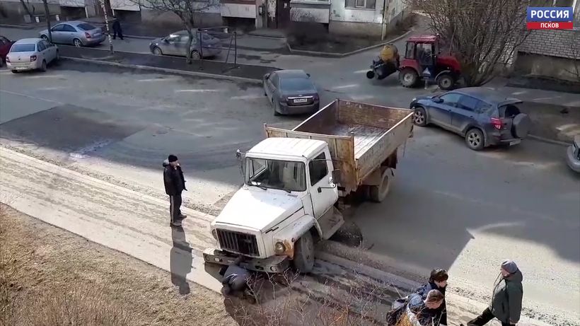 В Пскове на улице Стахановской грузовой автомобиль провалился в асфальт