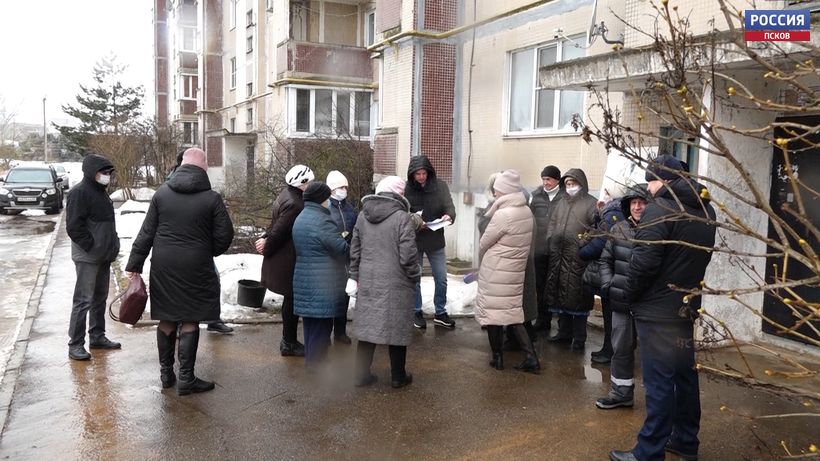 «Лучший дом». Великолучане мёрзнут и дышат плесенью в квартирах на ул. Золотковской