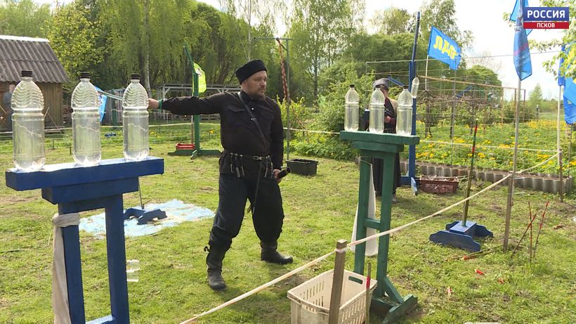 Точное искусство. В Псковском районе прошли первые за год соревнования по рубке шашкой