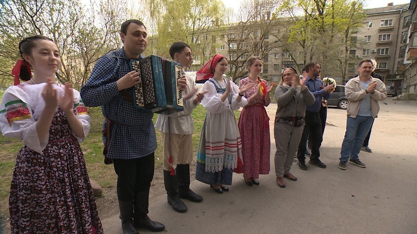 Псковский ансамбль русской народной песни «Очелье» поздравил ветеранов Великой Отечественной войны
