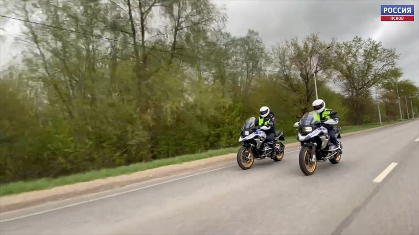 Псковские автоинспекторы пересели на мотоциклы. Какие нарушения выявили в ходе рейда?