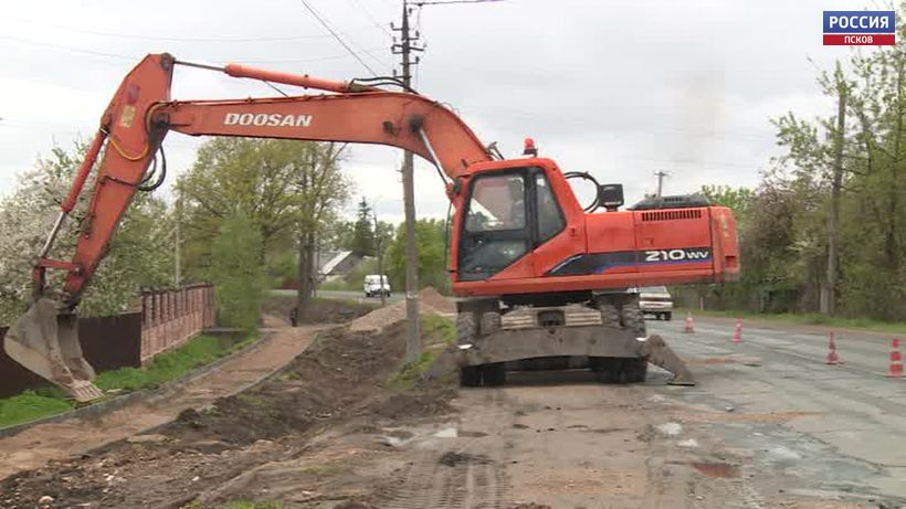 Рабочие приводят в порядок тротуары у двух учебных заведений Острова