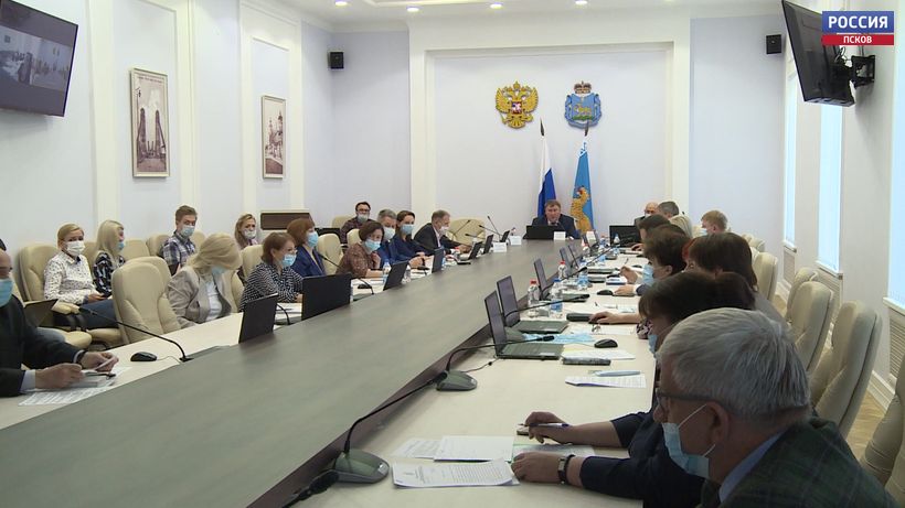 Постройку домов для сирот, продажу лекарств в ФАПах и содержание ФОКОтов обсудили на заседании парламентарии