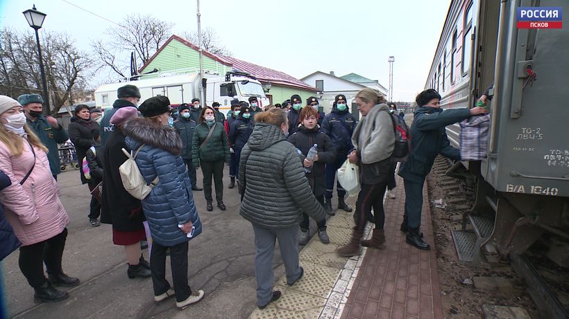 Ранним утром на Псковский ж/д вокзал спецпоездом прибыли беженцы с Украины