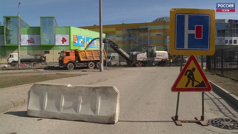 Дорожники фрезеруют старый асфальт на ул. Никольской в Пскове