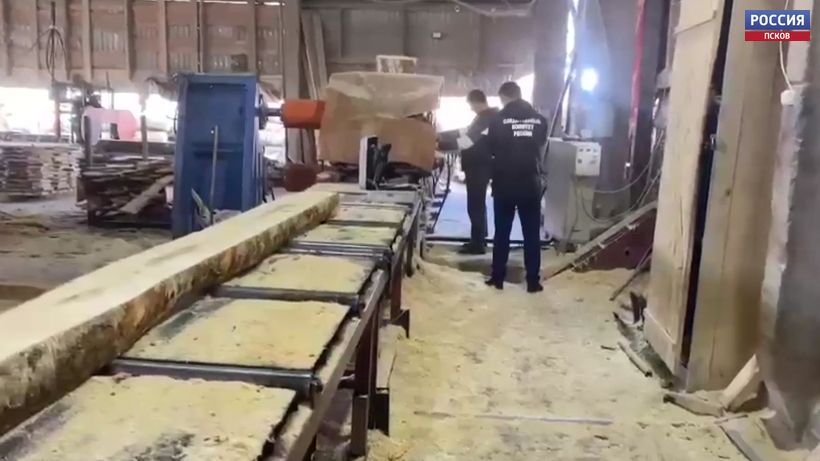 СК проводит проверку по факту травмы рабочего на деревообрабатывающем предприятии