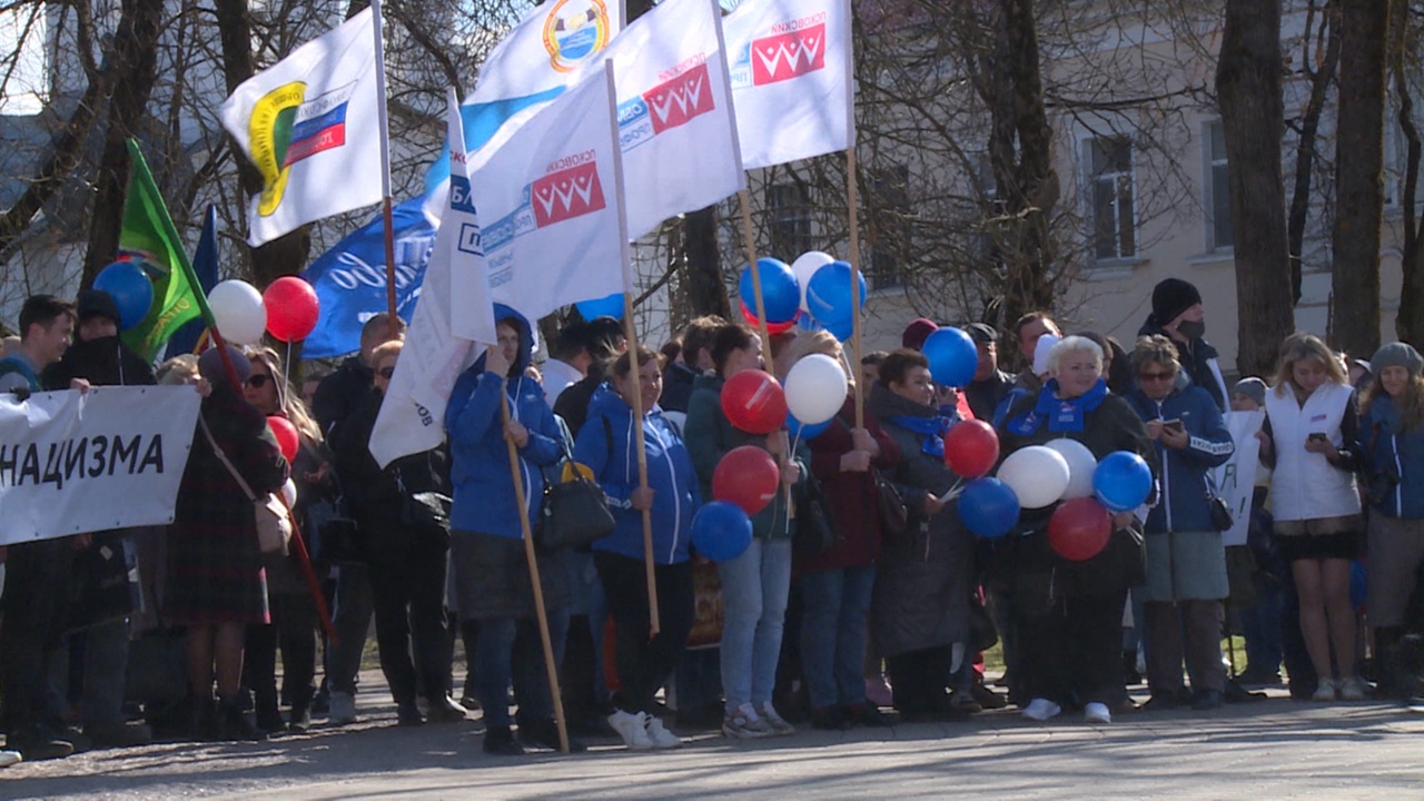 На Октябрьской площади состоялся митинг в честь Первомая и в поддержку российских военных 