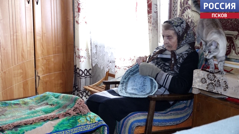 И крестиком вышивает, и соцсетями пользуется. Наша съемочная группа познакомилась с долгожительницей из Идрицы