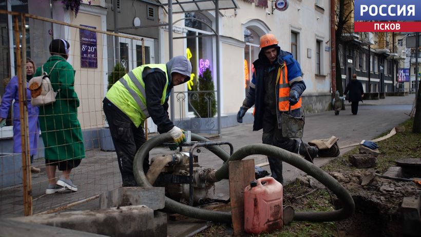 Непредвиденные сложности. Почему ремонт канализации на улице Горького в Пскове затянулся и когда закончат?