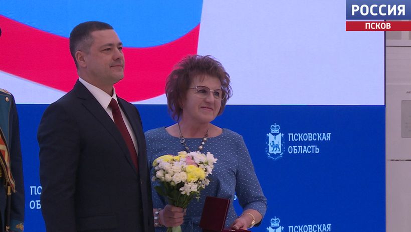 Государственные и региональные награды вручил губернатор псковичам ко Дню Конституции