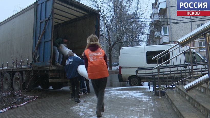 Из Пскова в зону проведения спецоперации отправился гуманитарный груз с новогодними подарками