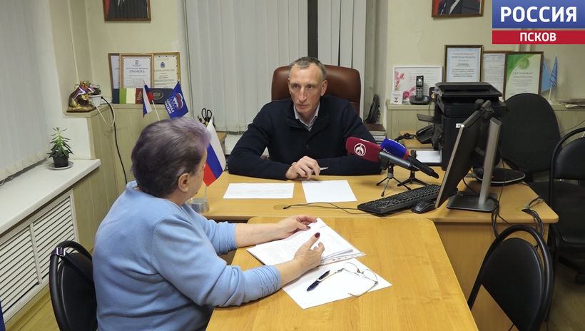 С вопросом обеспечения льготными лекарствами обратилась великолучанка к Александру Козловскому на личном приеме граждан