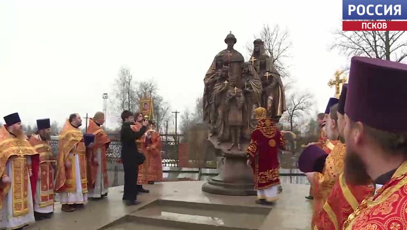 В Дно сегодня открыли памятник Романовым