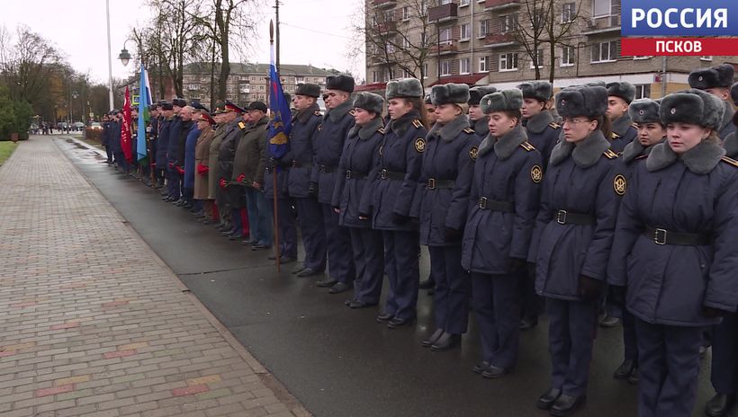 В Пскове торжественным митингом отметили День воинской славы России