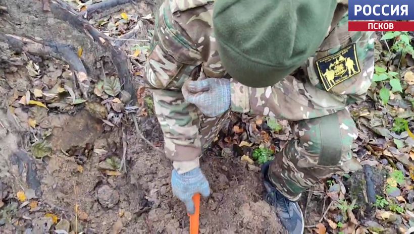 Обломки самолета Ар-2 нашли поисковики в Пыталовском районе