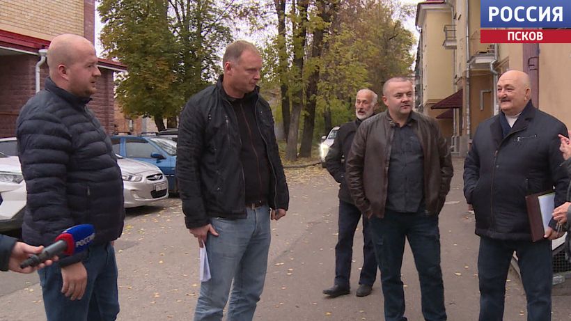Депутат Юрий Бурлин с главой Пскова Борисом Елкиным во время контрольного выезда обсудили проблемы 1-го округа