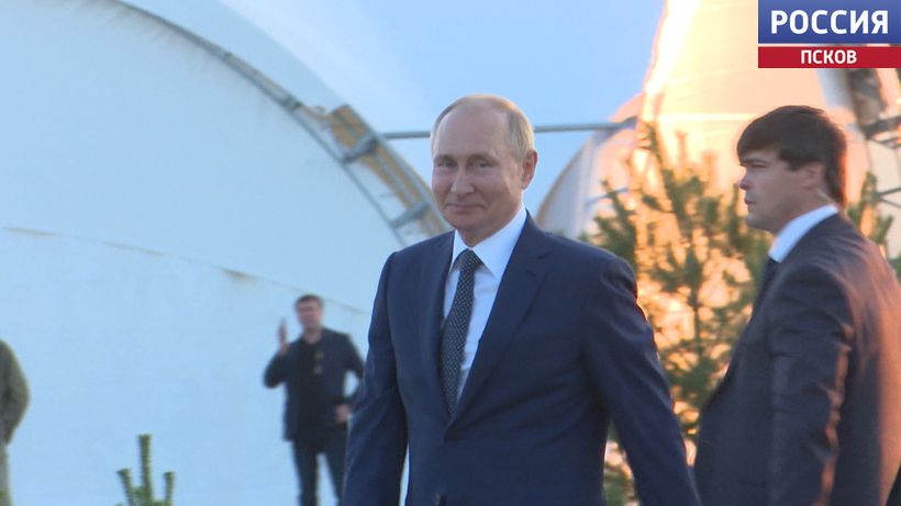 Ремонт школ и больниц, реставрация целого города. Как Президент Владимир Путин поддержал Псковскую область 