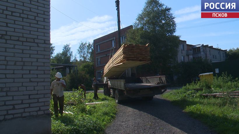 Сделали канализацию, наладили водоснабжение, дело за крышей. «Вести-Псков» посмотрели, как идут ремонты в псковских многоэтажках