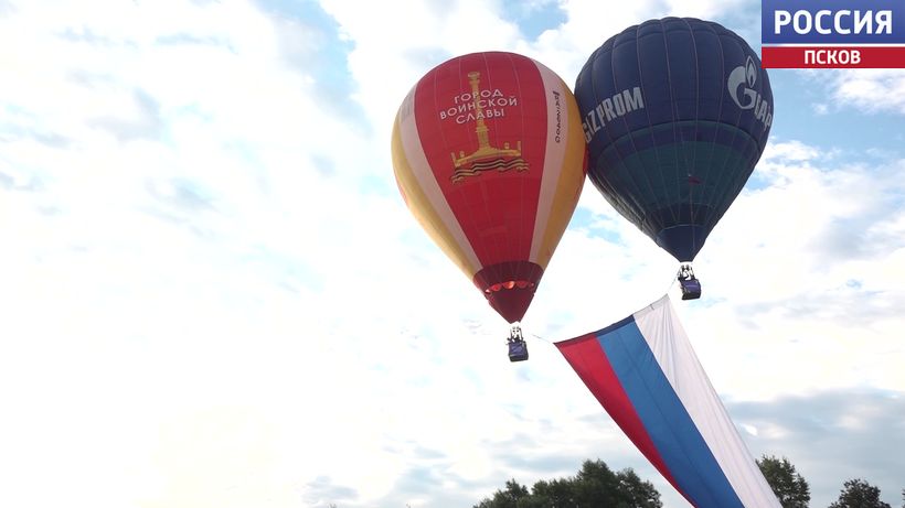 Российских триколор длиной 35 метров. Акция "Цвета Родины" прошла в Великих Луках