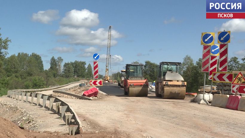 Уже приступили к укладке асфальта. В Порхове идет реконструкция моста через реку Полонка