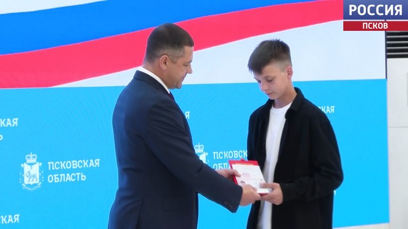 Михаил Ведерников вручил сегодня паспорта юным псковичам