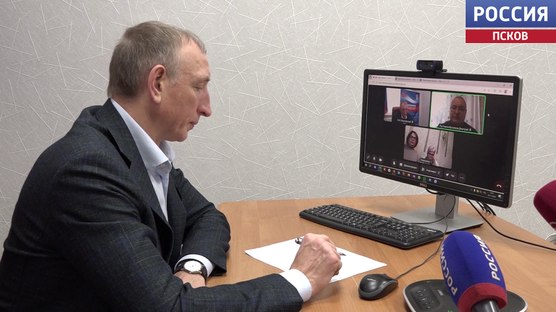 Александру Козловскому озвучили проблемы связи в Пустошке и дорог в Новоржеве. Как будут решать?