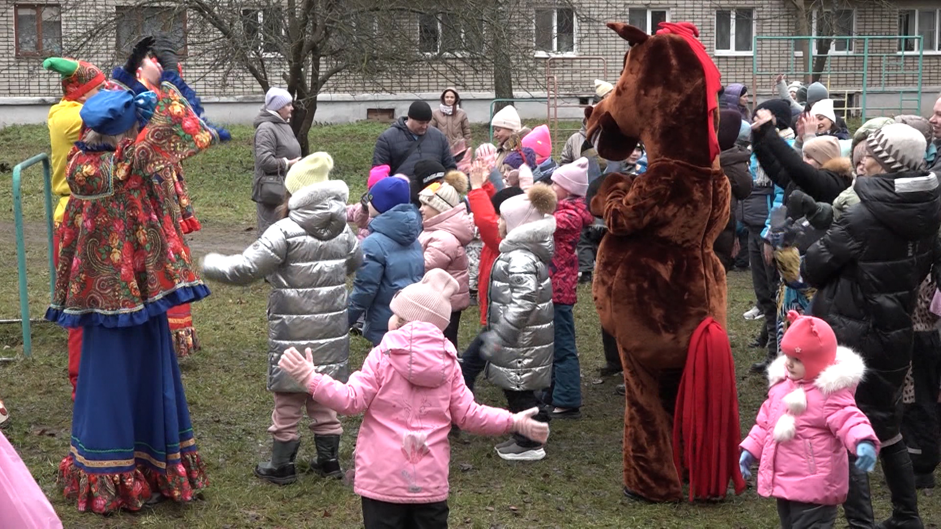Хороводы, игры, конкурсы. В Великих Луках начались "Праздники дворов"