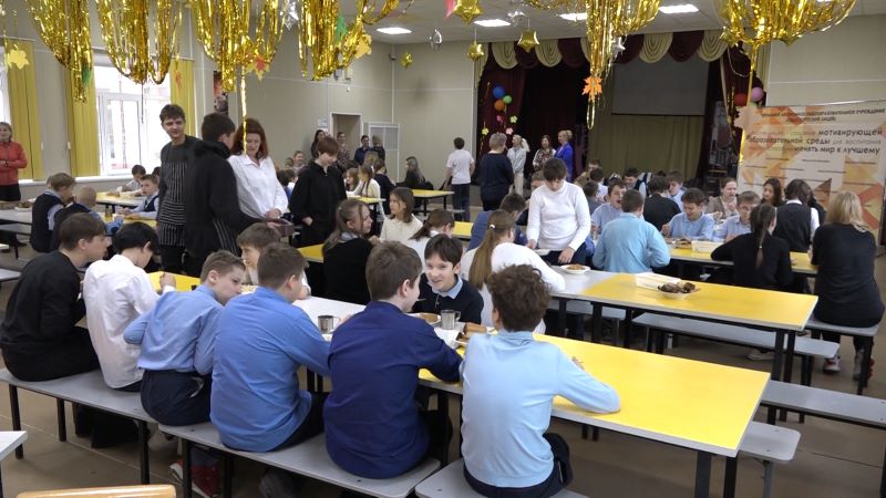 На день три меню, и только из свежих продуктов. Как организовано питание школьников в Великих Луках? 