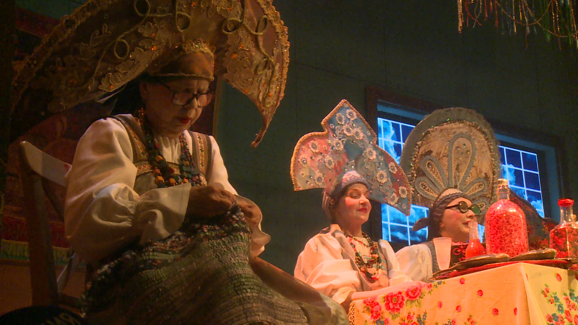 В драмтеатре премьера - спектакль "Баба Шанель". Наша съемочная группа побывала на репетиции