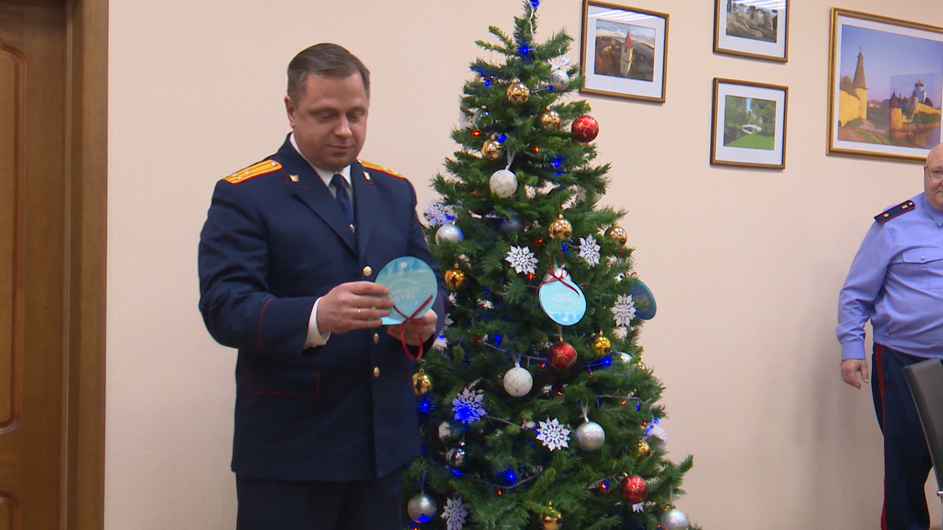 В Пскове сотрудники Следственного комитета присоединились к акции "Елка желаний"