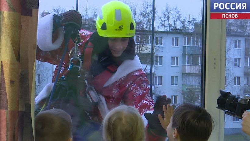 "Новогодний десант": МЧС и спасатели устроили чудо для маленьких пациентов