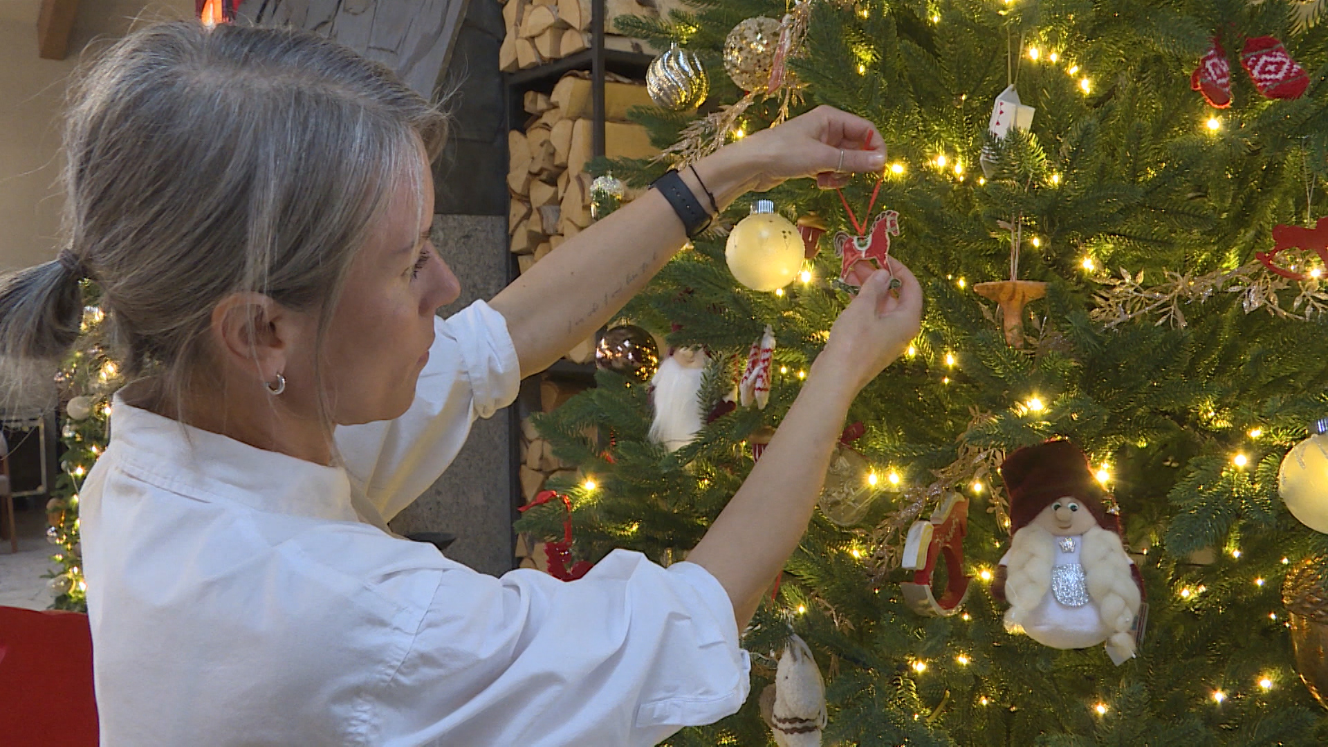 В историческом центре Пскова установили новогоднюю ель, украшенную уникальными авторскими игрушками