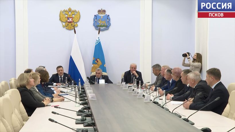 Михаил Ведерников накануне бюджетного послания встретился с депутатами областного Собрания