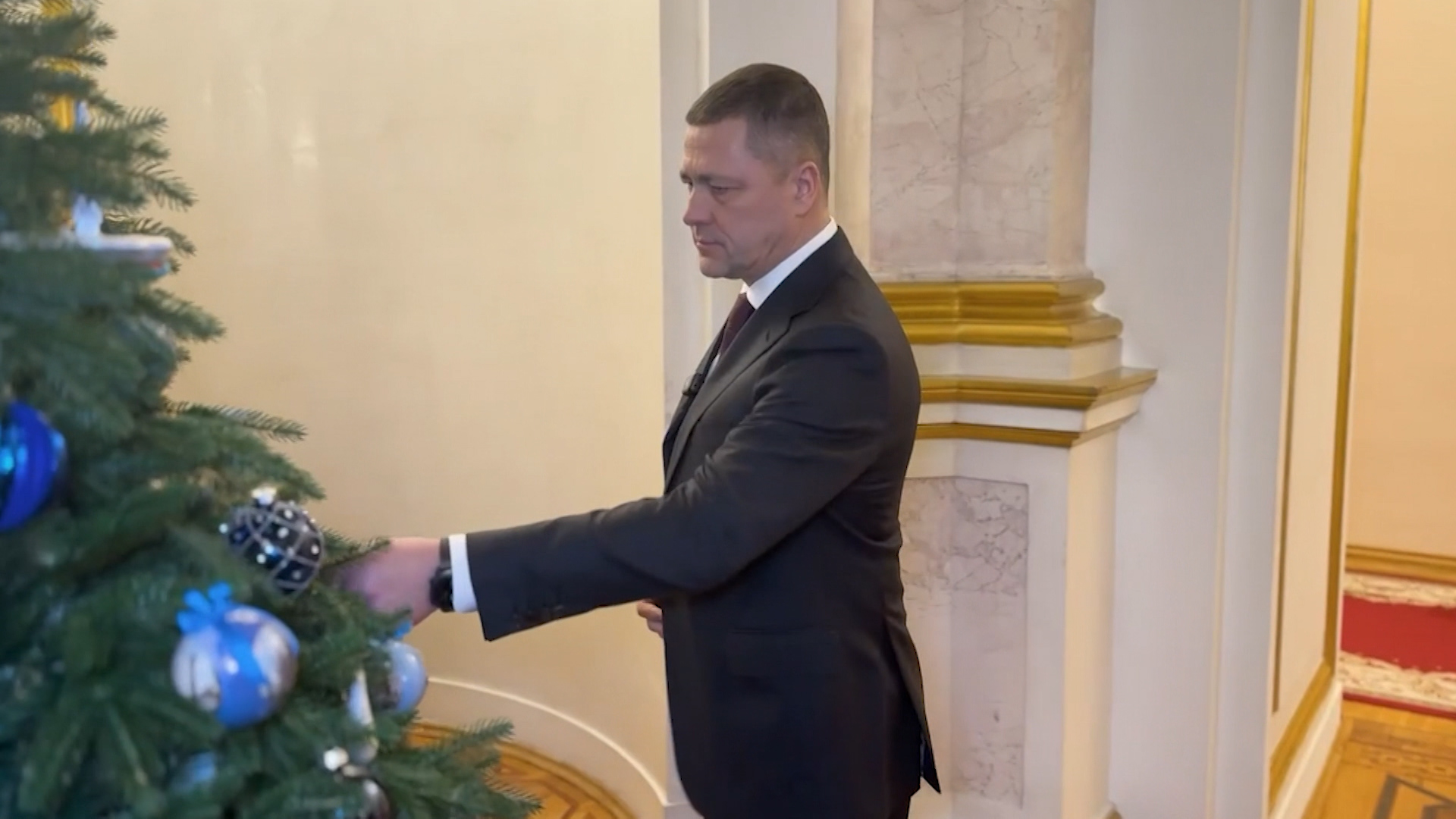 Михаил Ведерников исполнит новогодние желания детей из Псковской и Херсонской областей