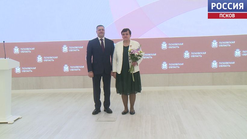 Звание "Мать-героиня" присвоено Татьяне Васильевой из Дедовичского района за воспитание десяти детей