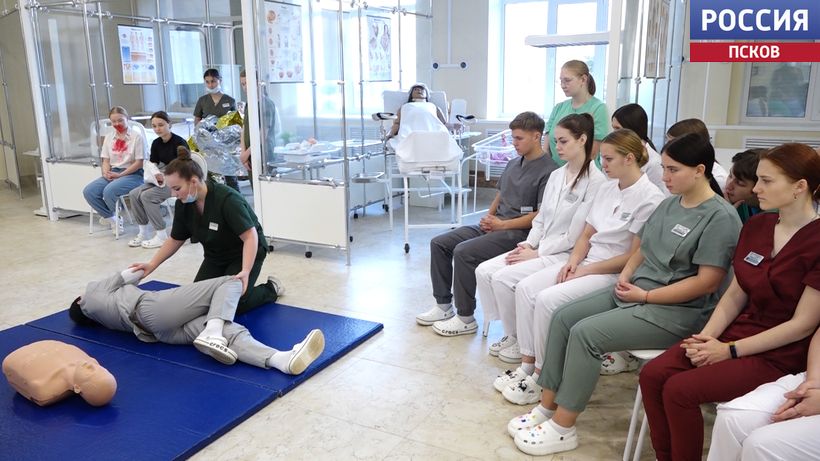 Великолукскому медколледжу - 95 лет. Как сегодня готовят будущих медиков?