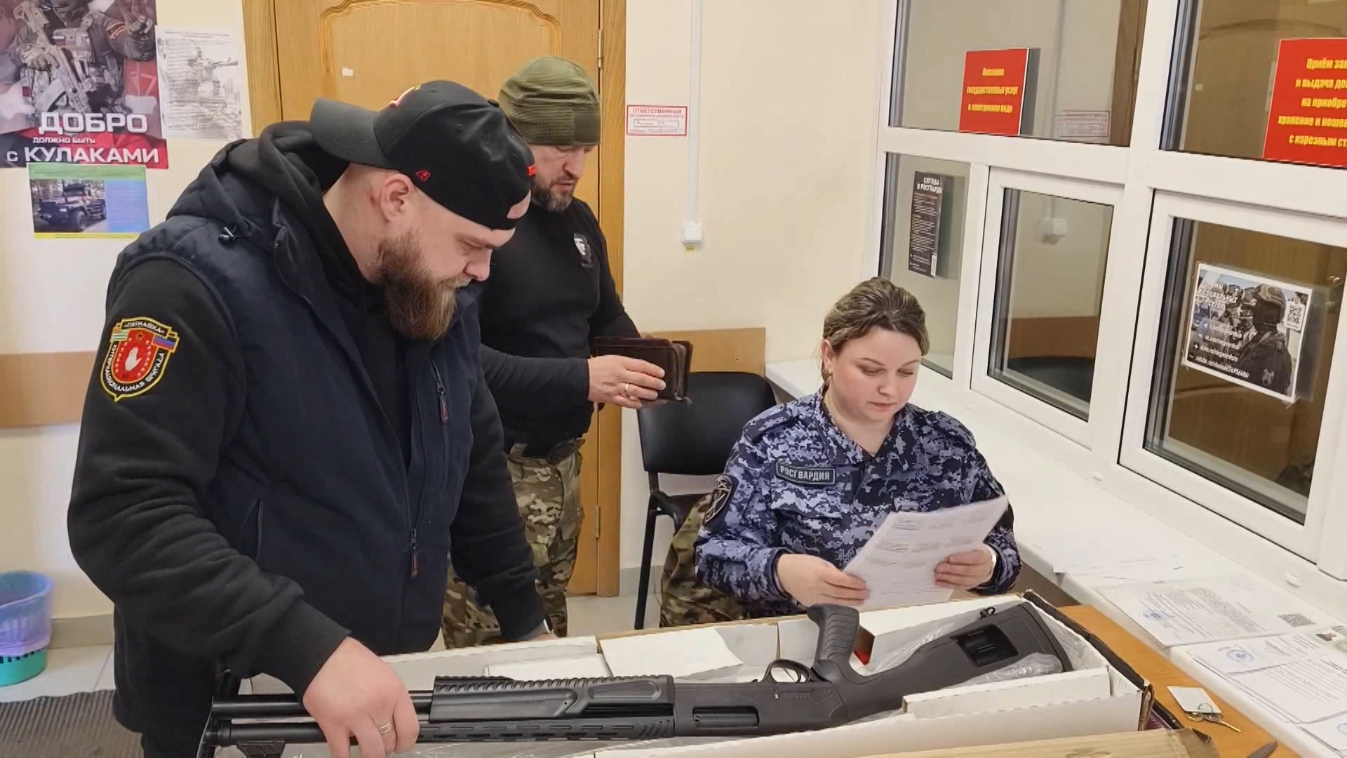 Псковичи передали более 200 единиц охотничьего оружия и боеприпасов в зону СВО