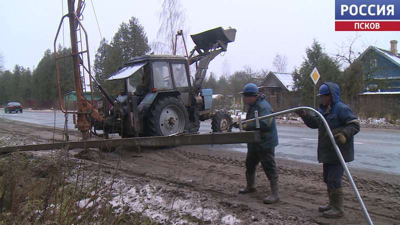 Установка новых фонарей в деревне Песчивка Опочецкого МО завершится до конца этого года 