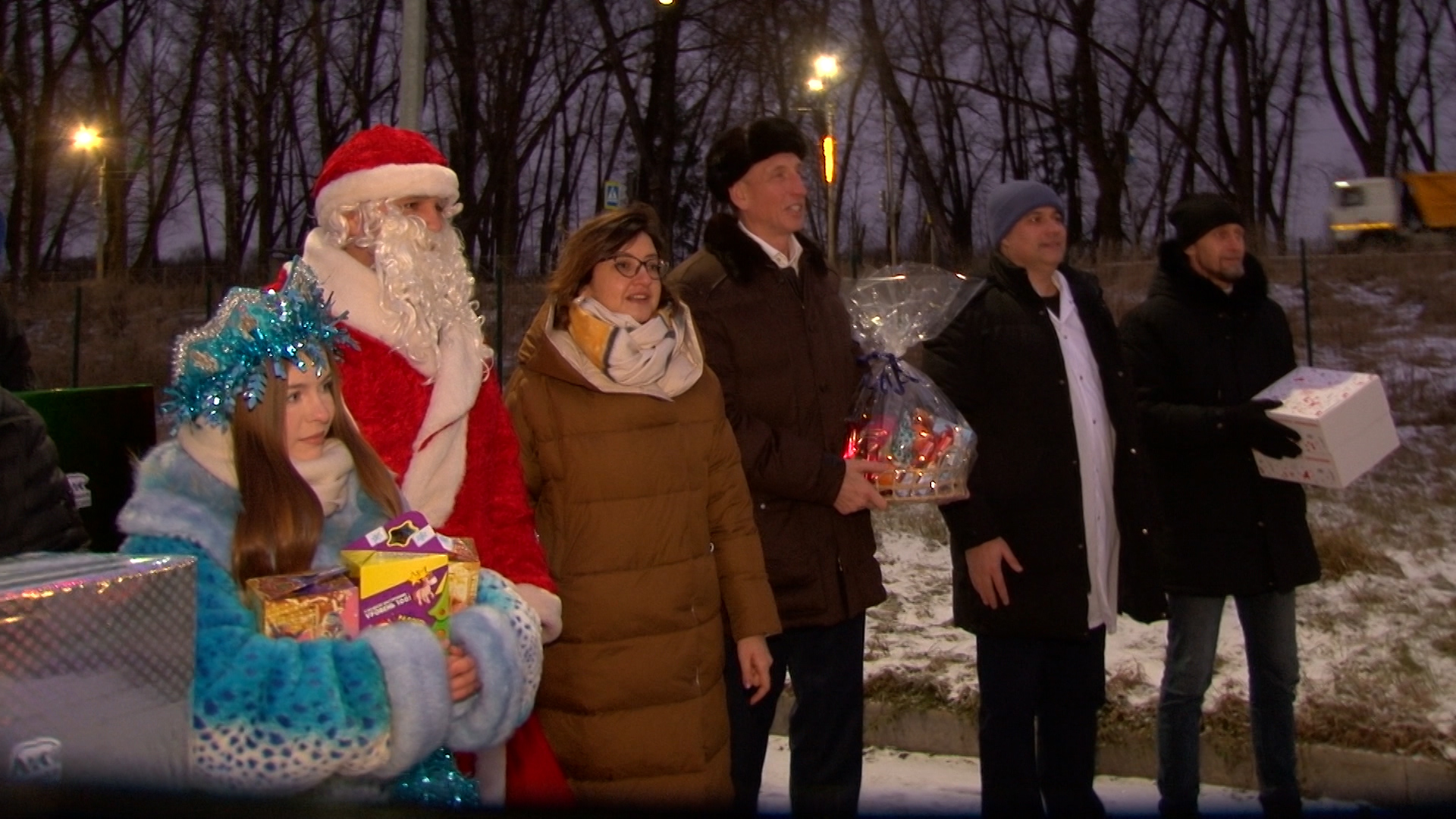 Добрая традиция. Депутат Александр Козловский поздравил медиков Великих Лук и их маленьких пациентов с наступающими праздниками