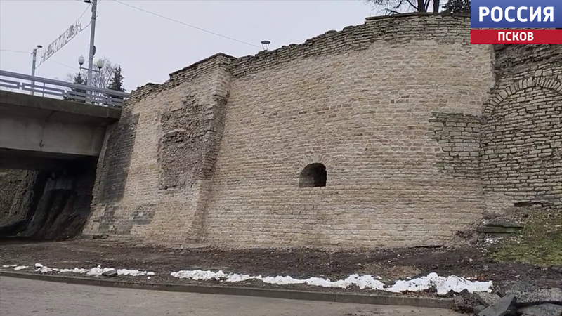 В Пскове отреставрировали аварийный участок стены Окольного города у Ольгинского моста