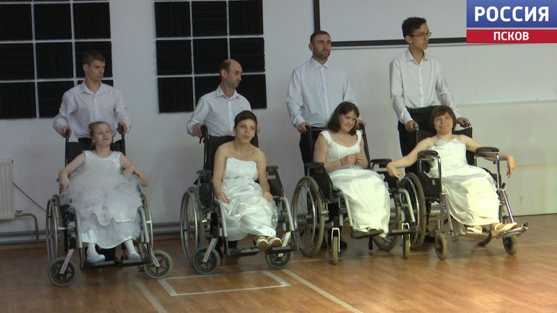 Фестиваль "Неограниченные возможности". В Пскове впервые прошел турнир по танцам на колясках
