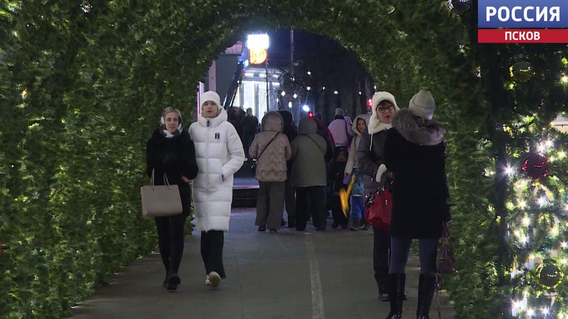 Как Псков преобразился к праздникам? Наша съемочная группа прошлась по центру и увидела самые красивые инсталляции
