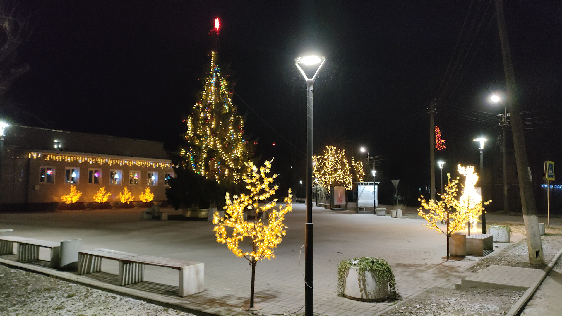 Центральные улицы и площади городов всего региона преобразились в канун праздников