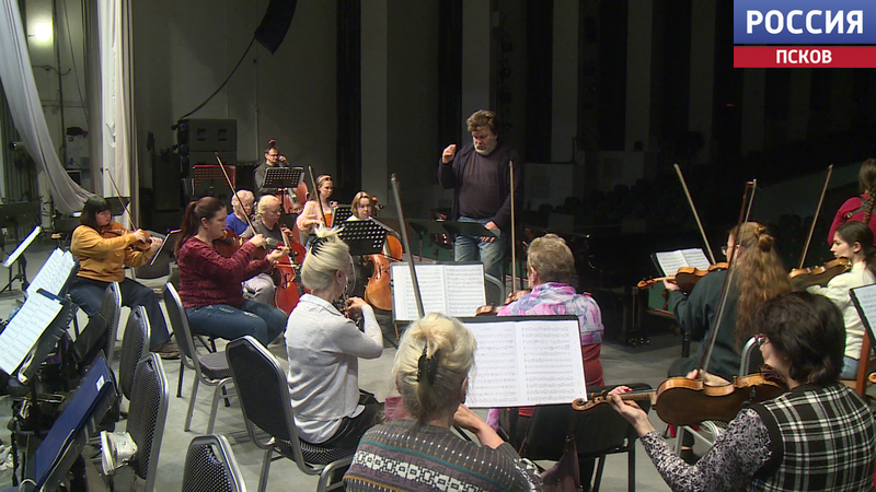 Юные дарования Псковщины и профессиональные музыканты на одной сцене. Последние приготовления к отчетному концерту