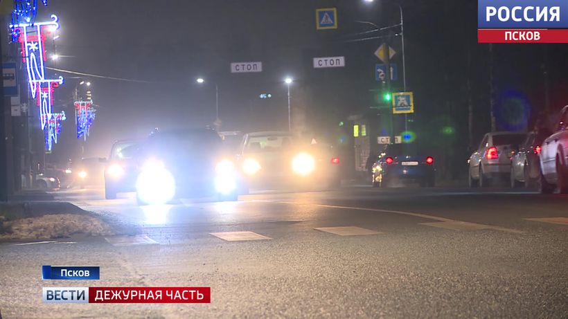 Светоотражатели могут спасти жизнь. Инспекторы ГИБДД провели в Пскове профилактический рейд 